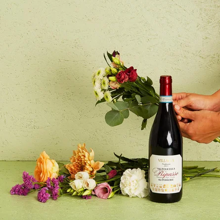 Floristens kreative buket (lav) med Villalta, Valpolicella Ripasso